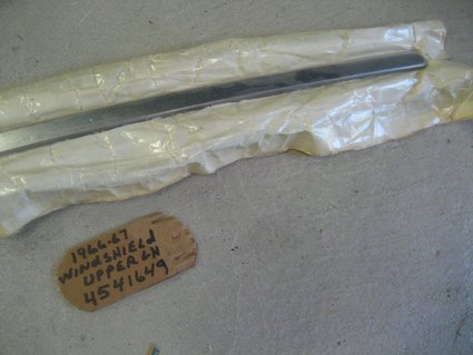 NOS 1966-67 Pontiac GTO upper left windshield mldg