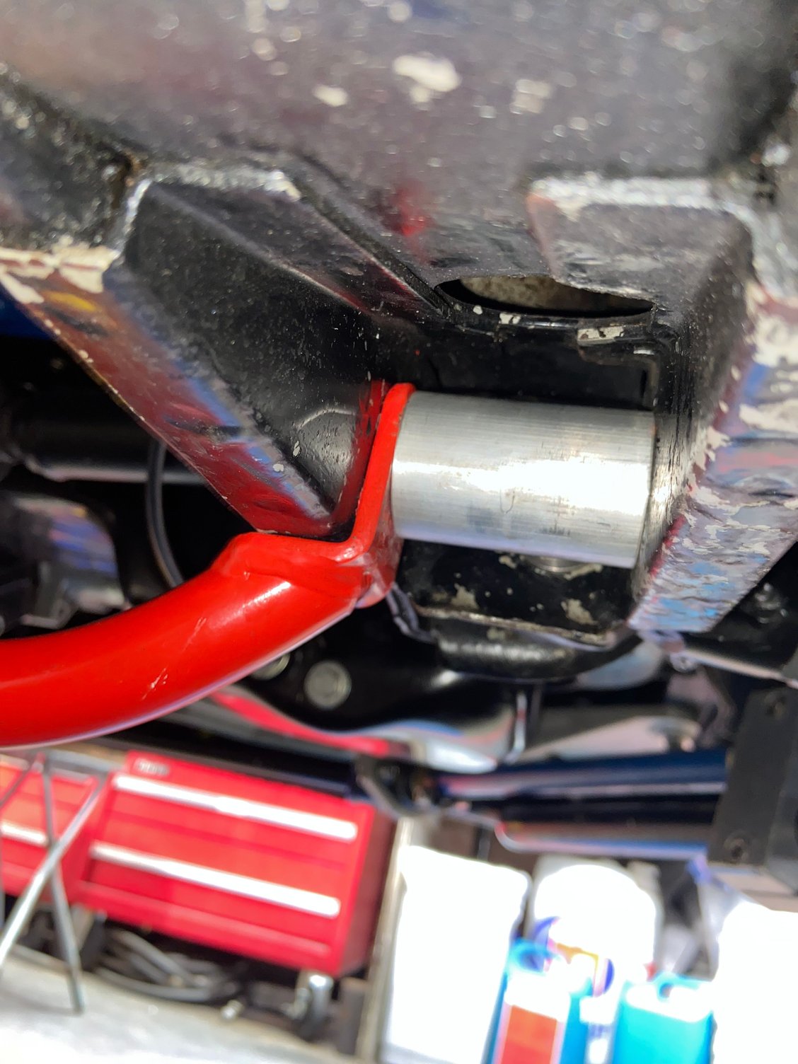 Aluminium spacer to tie the leg together. 