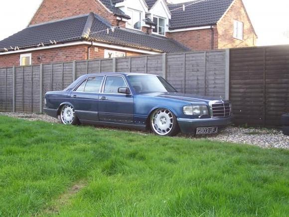 mercedes 300se 1989 lowrider.
2 cce hydraulic pumps running 36v
moves;up-down-side2side-front2back-3wheel.5