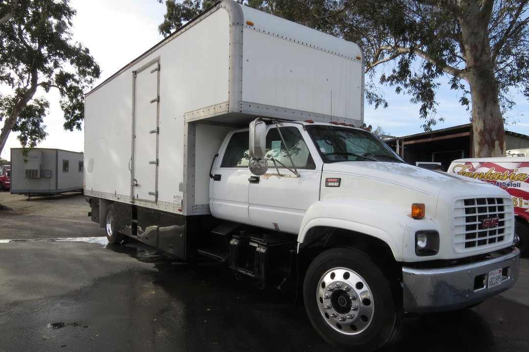 1999 GMC C6500 24 ft Crew Cab Box Van Truck for Sale in fontana, CA