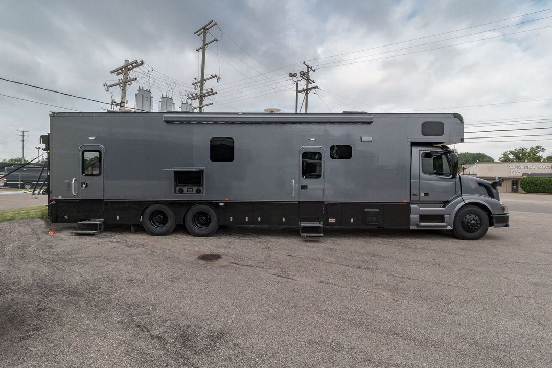 Used 2017 Haulmark Status 45MG toy hauler motorhome RV super for Sale in GRAND RAPIDS, MI