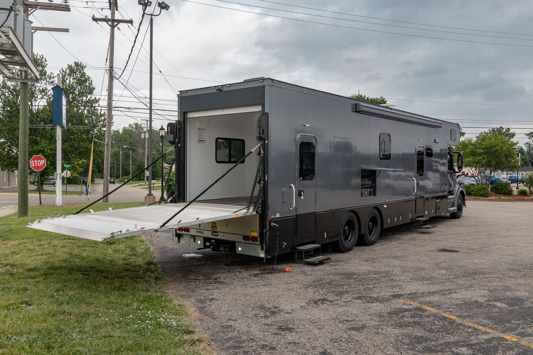 Used 2017 Haulmark Status 45MG toy hauler motorhome RV super for Sale in GRAND RAPIDS, MI