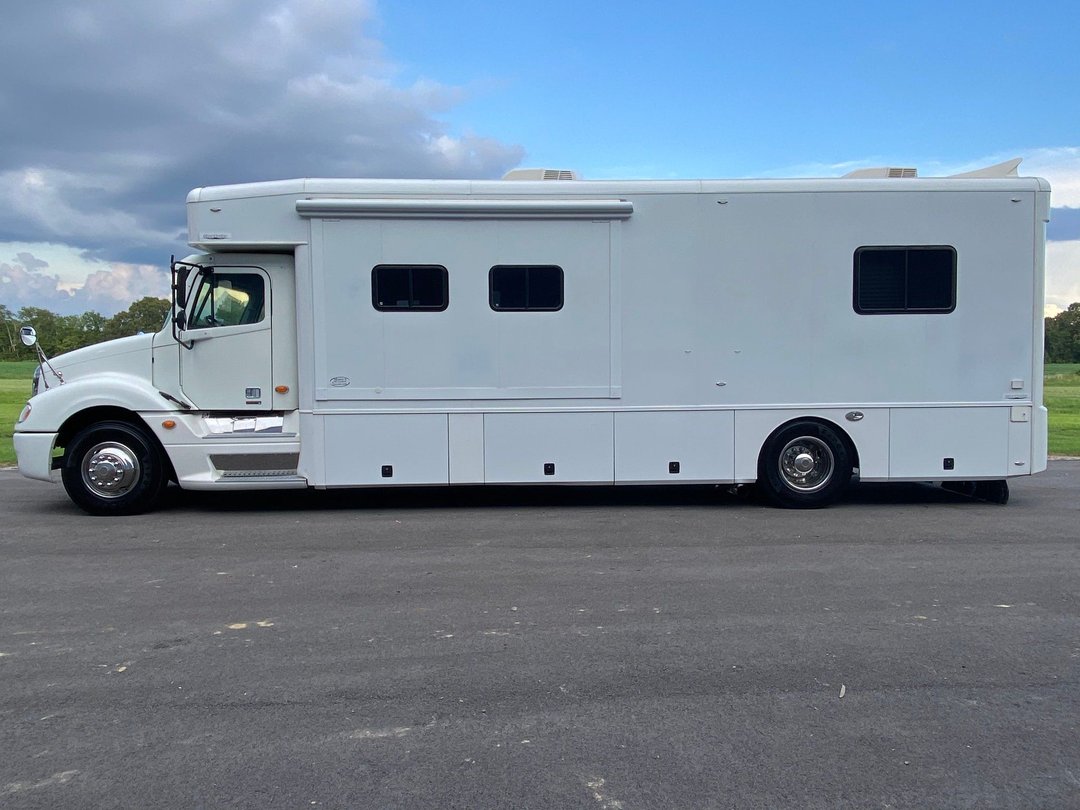 2007 ShowHauler Freightliner Motorhome Rear Bedroom for Sale in Paducah