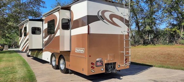 2011 Haulmark 45' Motorhome Bath & Half 2 Slides