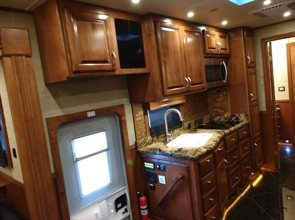 2016 Showhauler 45' 3-Slides Motorhome/Toterhome Peterbilt C