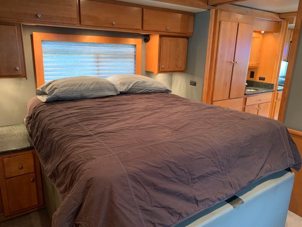Used 2006 Chariot 40' Motorhome