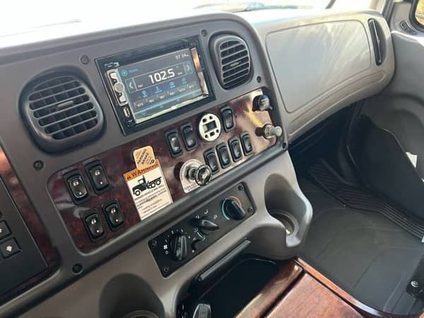 2004 FREIGHTLINER SPORTCHASSIS M2 CREW CAB 