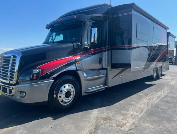 2018 Renegade XL Triple Slide Bath 1/2
