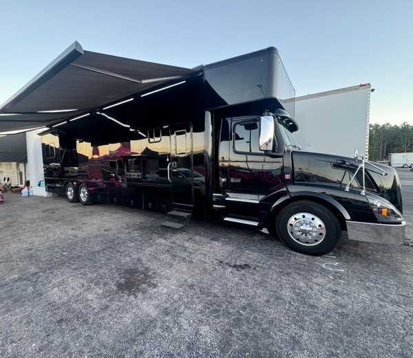 2015 Showhauler 45’ Tandem Axle Motorcoach