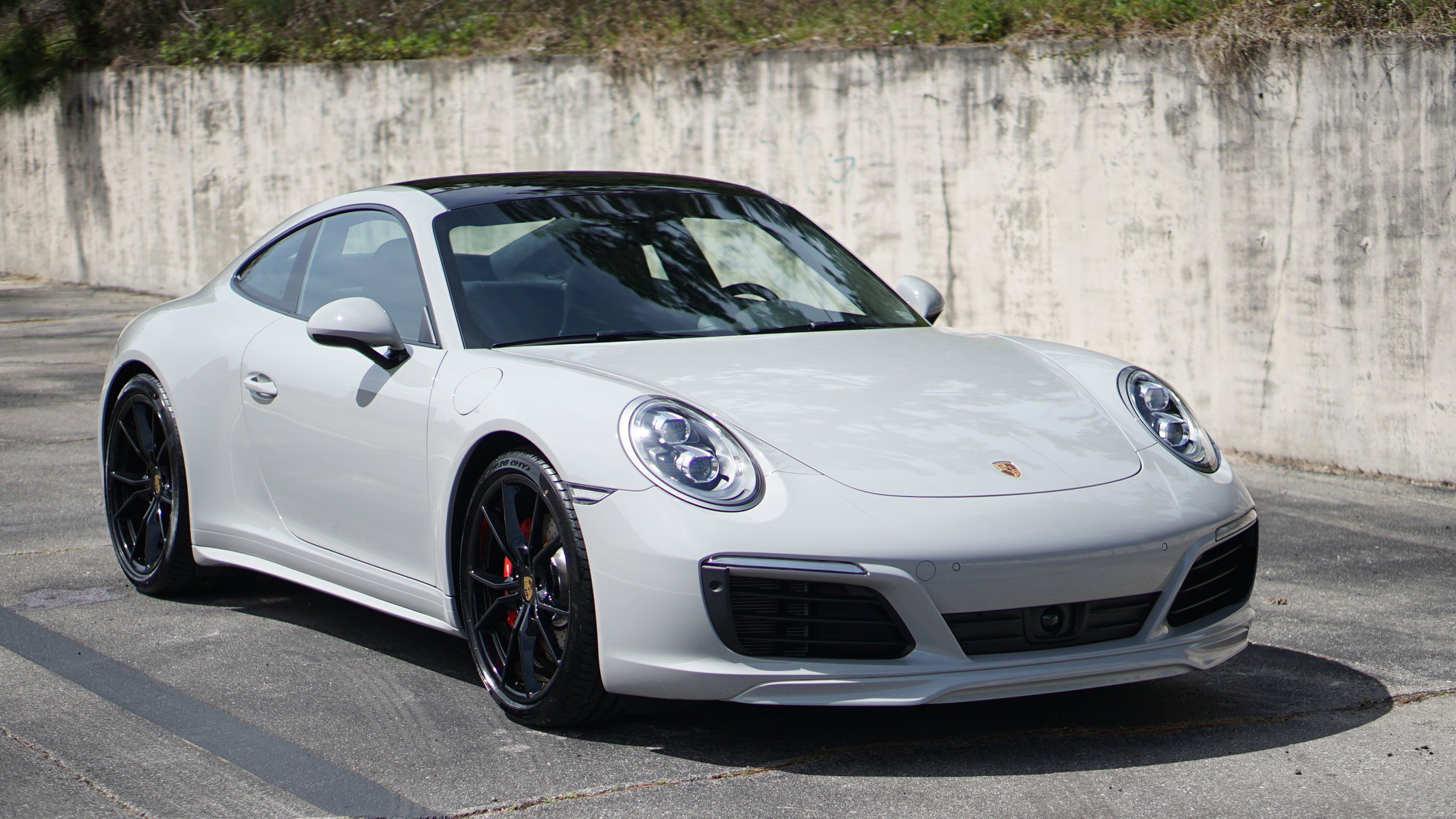 Chalk 911 C4S Coupe, PDK, perfect style and sport options, new at FL