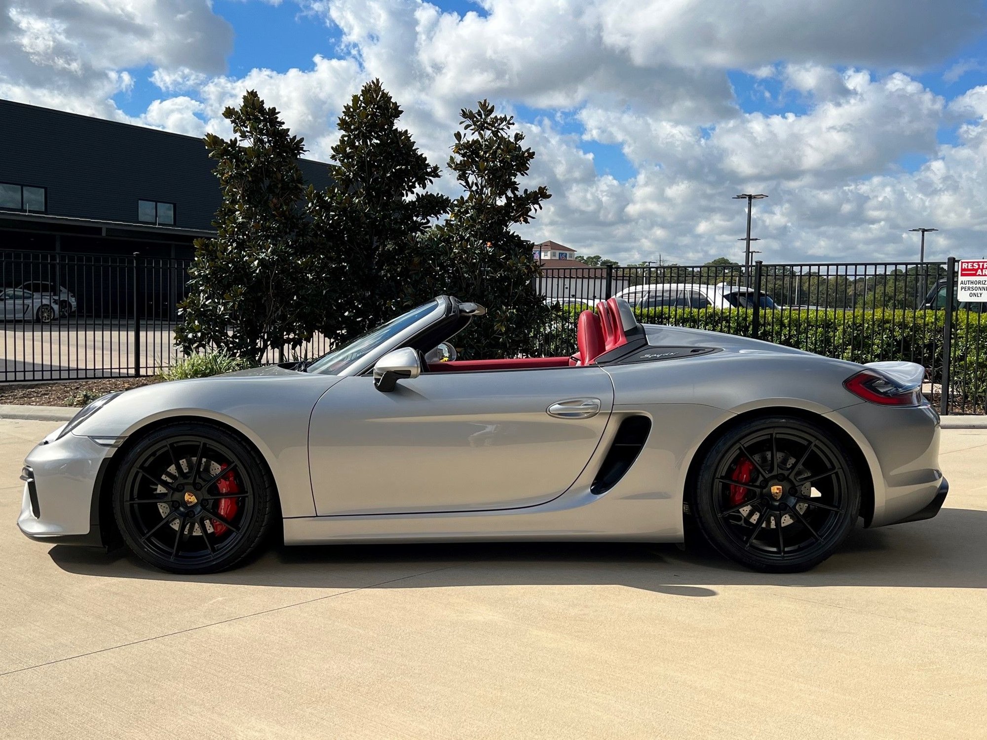 2016 Porsche Boxster - 2016 GT Silver Boxster Spyder (STUNNING SPEC!) - Used - VIN WP0CC2A87GS152618 - 12,608 Miles - Houston, TX 77090, United States