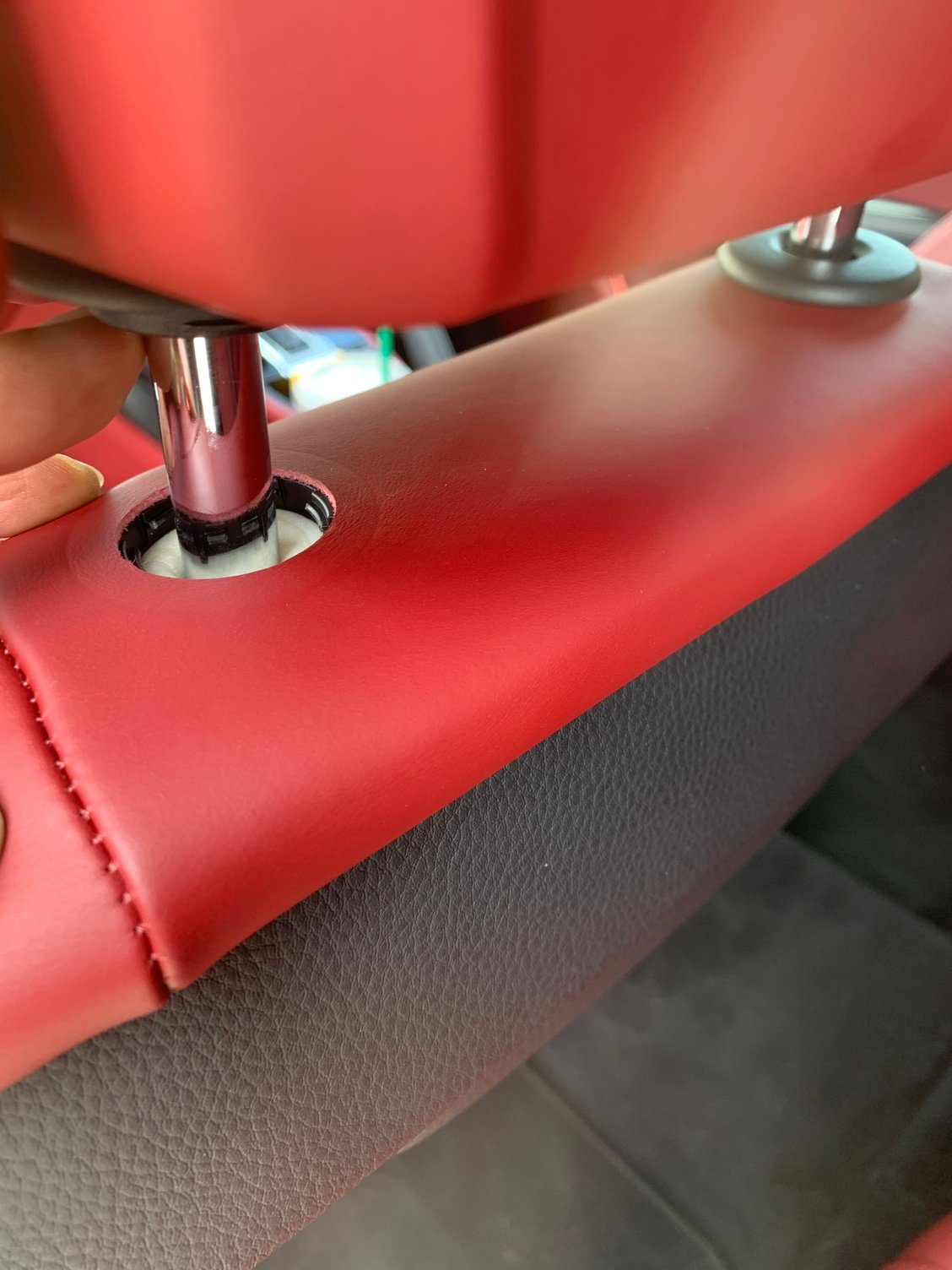 anyone knows how to remove front headrest 2020 cayenne? Rennlist