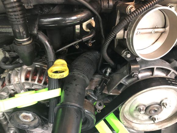 zoom in to see the broken connector - yep pieces are in both hoses.
