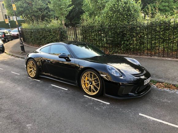 lets remember for a moment Chris Harris' fallen GT3 Touring.. which he specced with white gold wheels not Aurum... on black. exquisite.