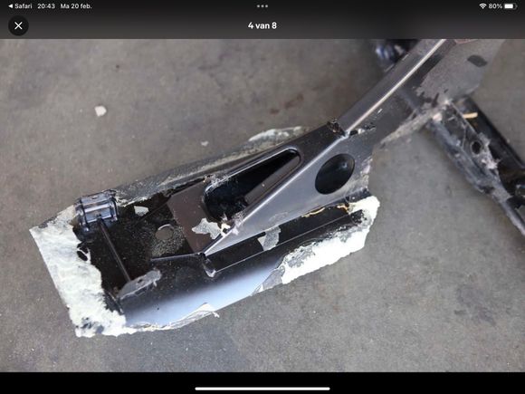 Here you see the hole for the bolt holding the front of the frame