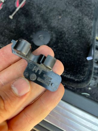 (Broken) bracket that is supposed to hood motor in place