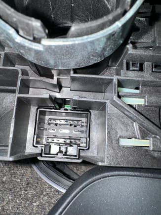 this is the "New" Steering wheel electronic unit - the power pins are the center row - heating source P 15 on Left, and Ground P17 on R.  Note that bottom row Pins 8,9,10 missing - 8 isn't used, but 9 & 10 are paddle shifters!!  This unit is for a manual car - SHIT!!
