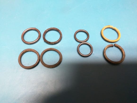 Old o-rings, the two on the right broke during removal as it was brittle
