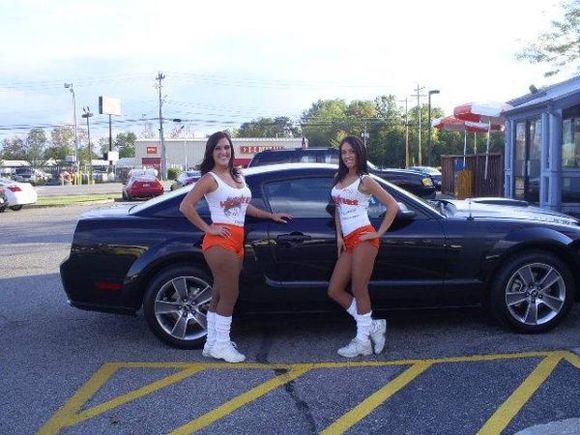 09hooters3