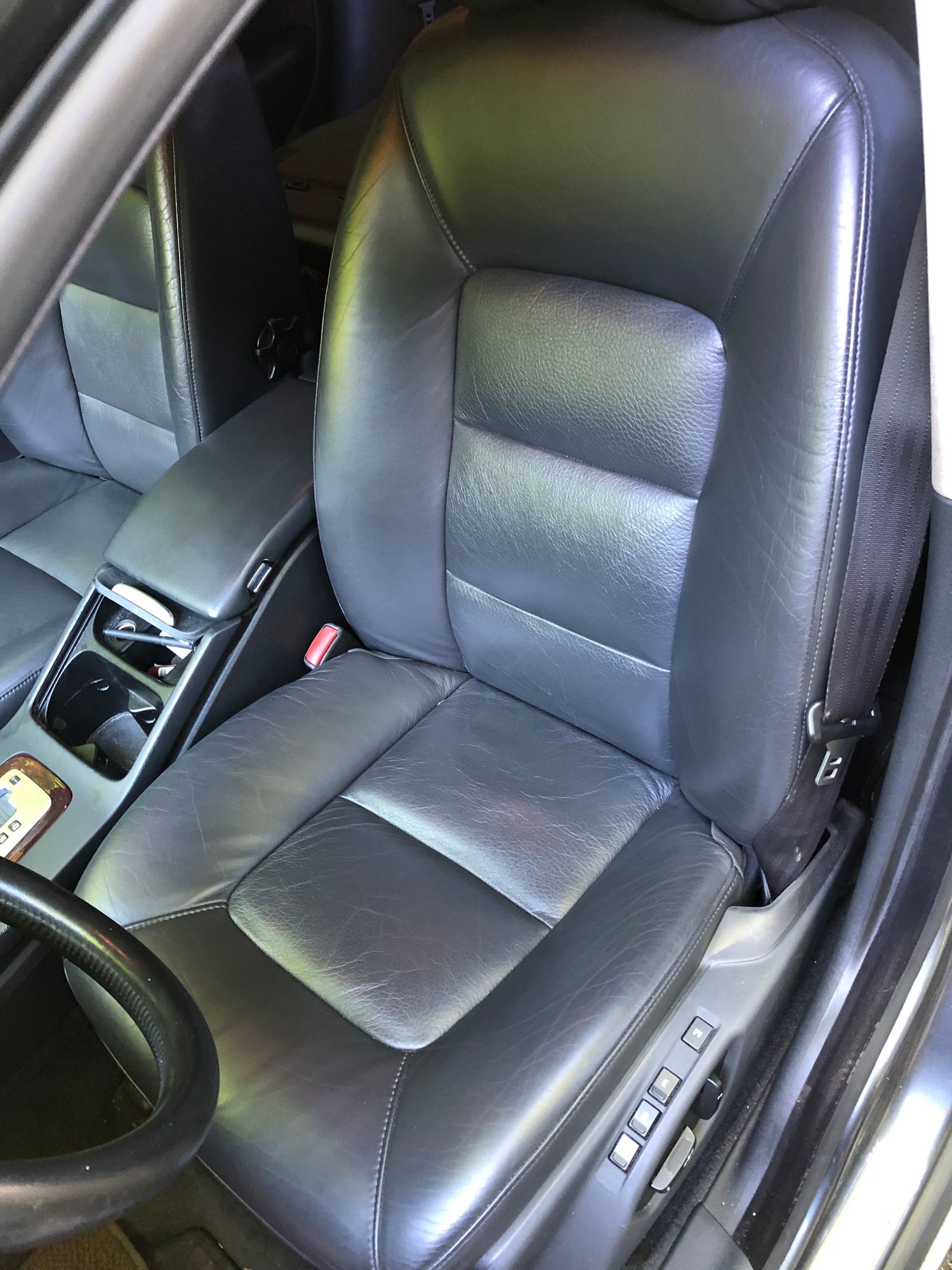 2008 Volvo V70 - Like new 2008 V70. - Used - VIN YV1BW982781052744 - 6 cyl - 2WD - Automatic - Wagon - Gray - Baldwin, WI 54002, United States