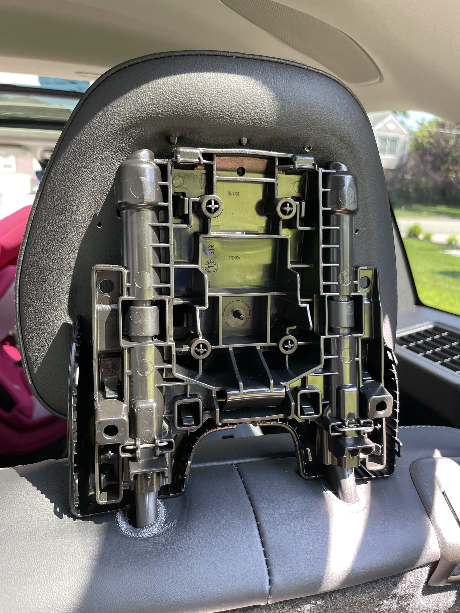 XC60 Adjusting the head restraints in the rear seat