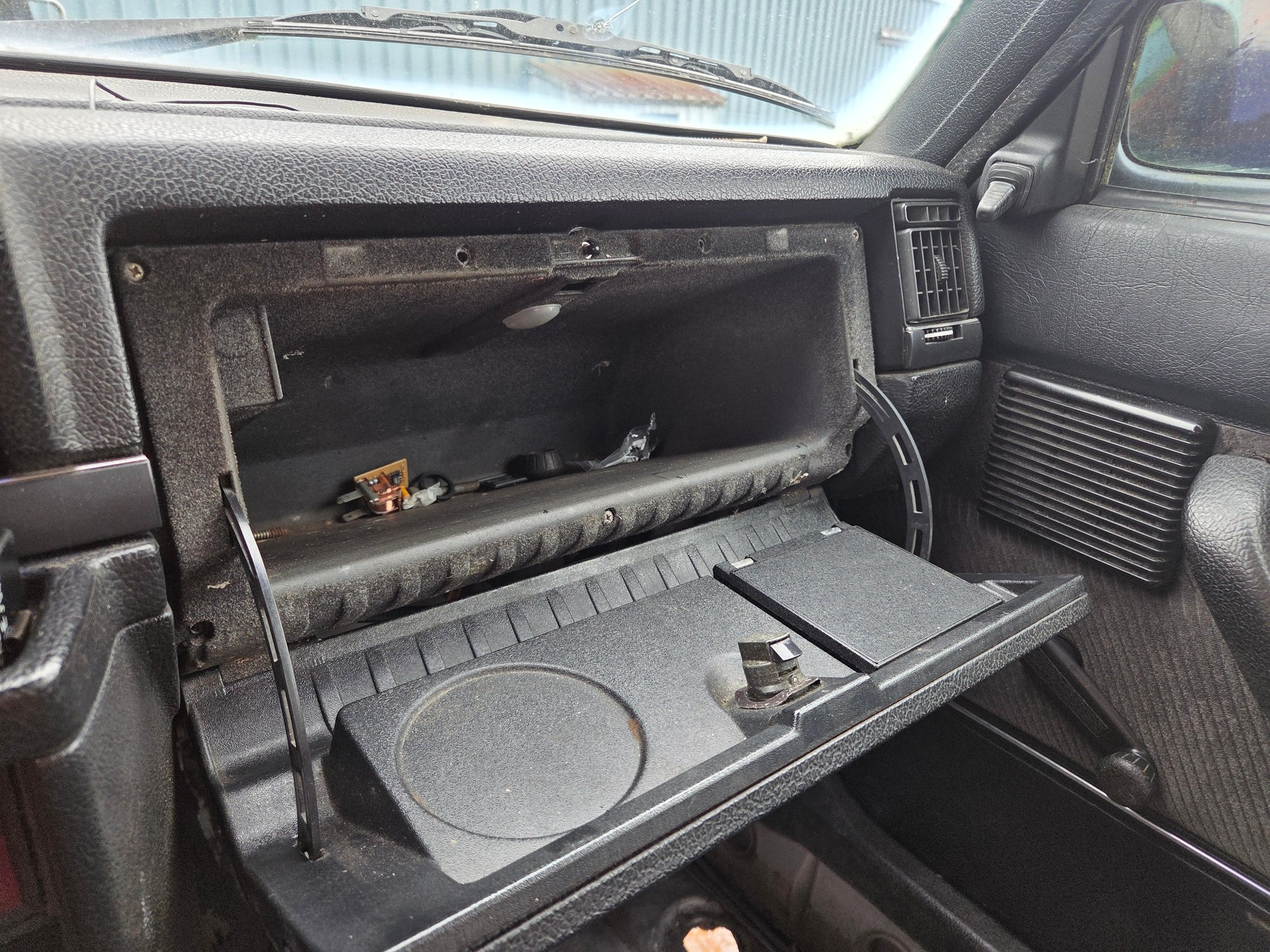 1988 Volvo 245 - Parting Out 1988 Volvo 245 DL Wagon – Roof Rack, Tail Lights, Interior, Engine - Prince Rupert, BC V8J 1X, Canada