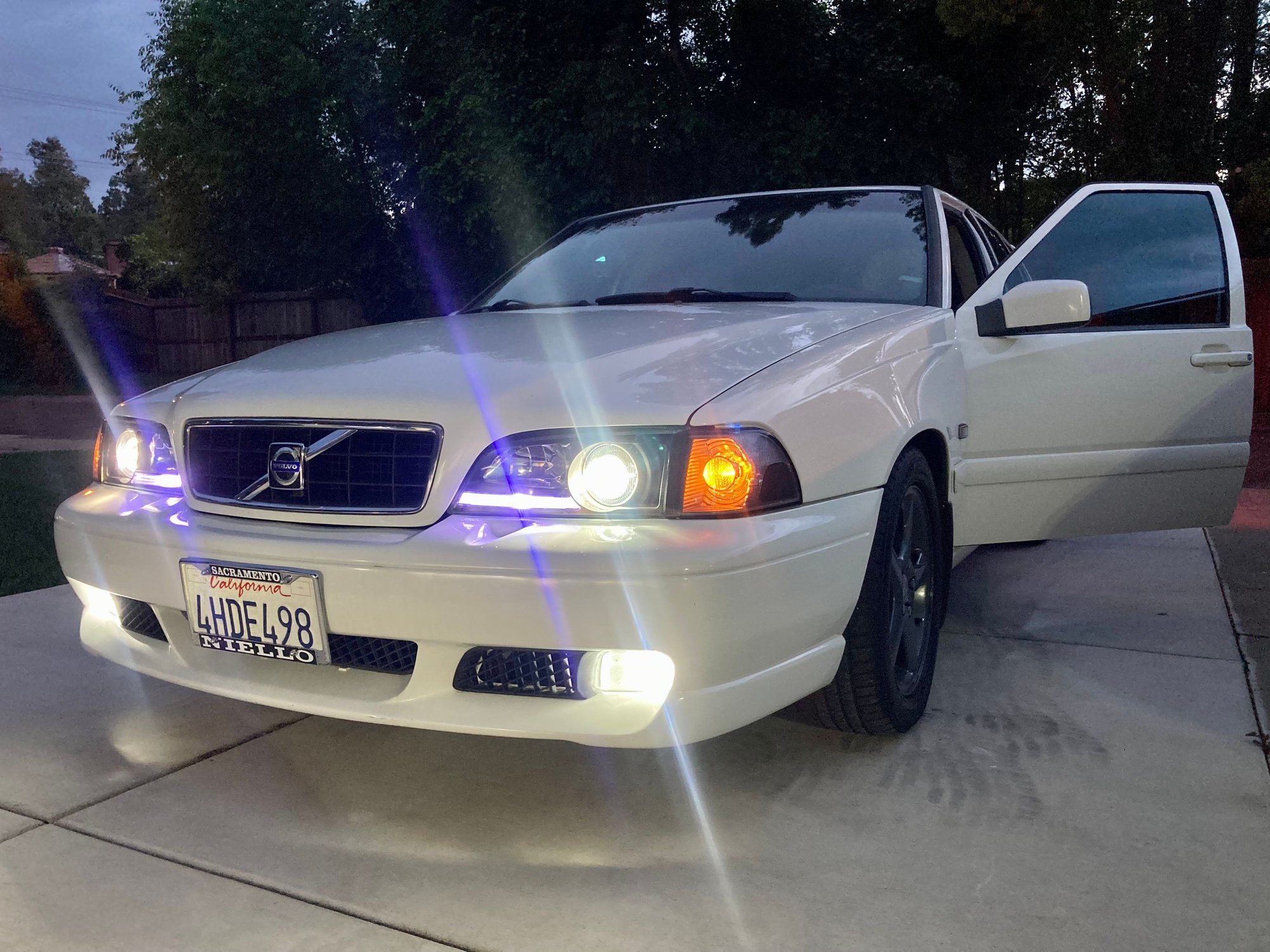 2000 Volvo V70 - 2000 VOLVO V70 V70R GLT AUTO TURBO CLEAN special interior - Used - VIN YV1LW56D4Y2637129 - 164,200 Miles - 5 cyl - 2WD - Automatic - Wagon - White - Sacramento, CA 95832, United States