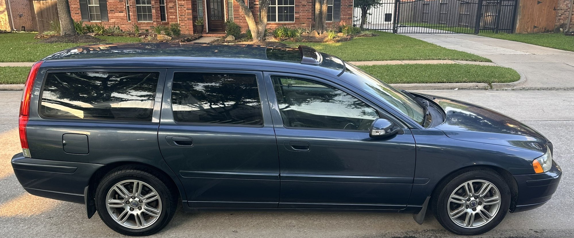 2007 Volvo V70 - 2007 Volvo V70 (P2) | 210k Mi | No Accidents | Full Service History | Texas Car - Used - VIN YV1SW612972635740 - 210,400 Miles - 5 cyl - 2WD - Automatic - Wagon - Blue - Cypress, TX 77429, United States
