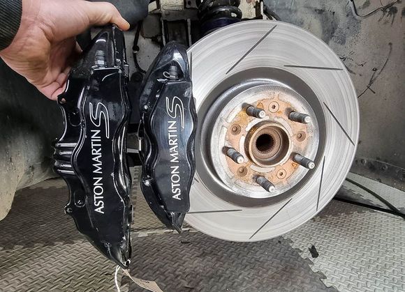 DB9 6 piston vs 4 pisaton brakes