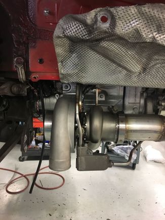 Here's a great shot of the drive side turbo, modified hanger bracket (welded to the turbine housing), and general fitment of the Xona turbos.