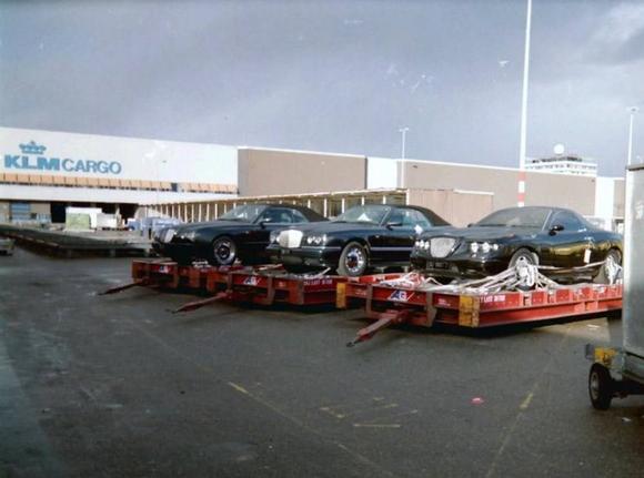 Here's an exclusive old photo of 2 Bentley Java models at the KLM Cargo. 1 as a cabriolet, 1 as a coupe. 