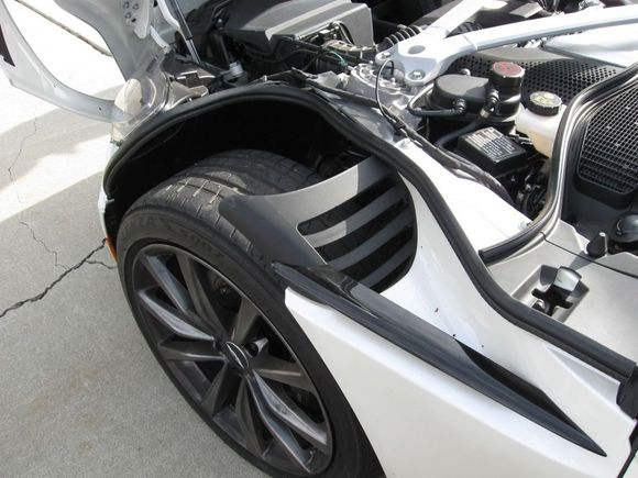 DB11 wheel arch/vent