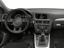 Q5 SE with optional three spoke multifunctional steering wheel