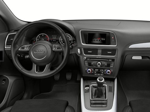 Audi Q5 SE showing leather mulifunctional steering wheel