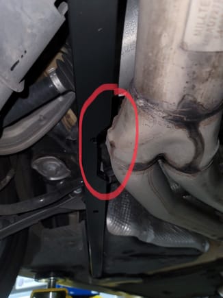 Close up of Contact area from exhaust vs cross brace/frame brace.