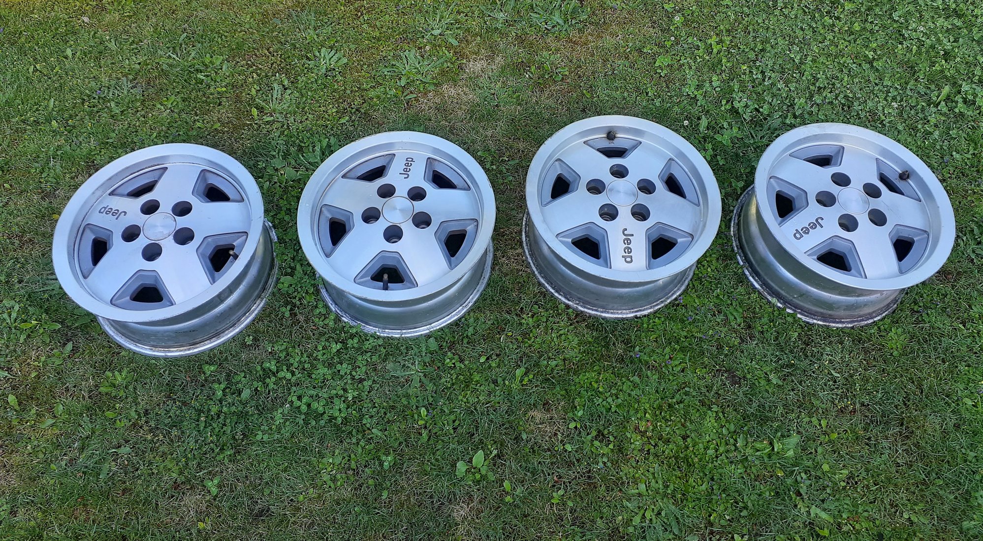 FS [PacNorWest]: (4) OEM 15x7 Cherokee Aluminum Wheels - Jeep Cherokee