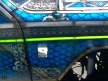 Close up of the skull stripe