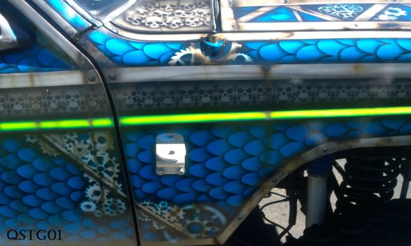 Close up of the skull stripe