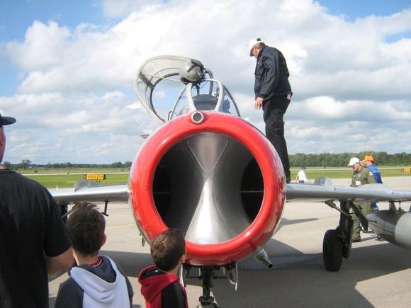 Considering a motor upgrade for the Peep, some problems keeping the stock hood, AirShowBreslau2009 049