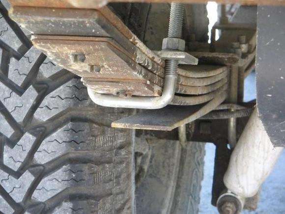 Close-up of the Dakota Bastard Pack.  This is all the leaves from the Dakota (main cut down to XJ size) bolted to the XJ main leaf.  Spring clamps need to be opened up for more flex but it got me on the road.