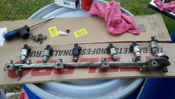injectors out, cleaned and with new o-rings...let's put a dab of grease on these puppies and get them back in the fuel rail.