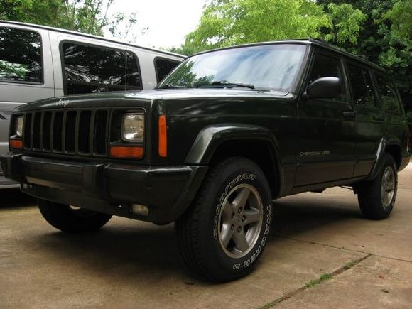 my new 98 xj stock, purchased for $750 had the drivetrain from my flipped 98 xj put into it (engine had 12,000 miles) runs good, has light surface rust on the axles and small rust spot in trunk (size of a quarter) where p.o drllled through the floorboard to mount a 10 disk cd changer, will be fixing tha shortly. future plans include putting a r.e. 2 in bb on this and some 30" bfg all terrains hella 500's and then goin wheelin on some trails should be fun