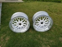 19x9 +9 and 19x10+26
3 inch lip and 3.5 inch lip