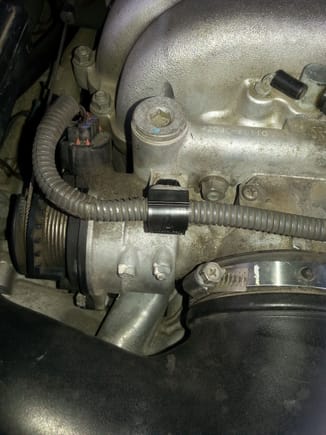 82711-3H380 is used in at least 3 places on 1998-2000 LS400..here near throttle position sensor (it did not come with the spongr rubber spacer....)