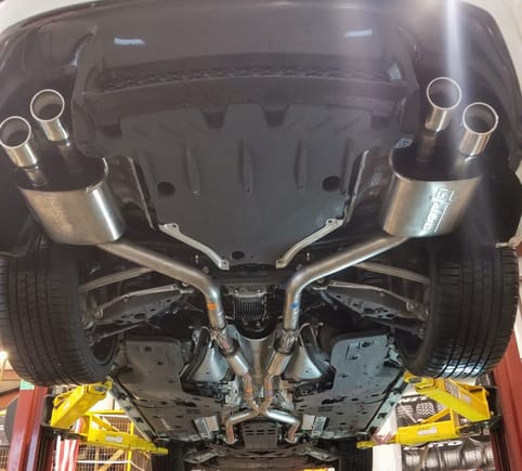 After Borla exhaust system installed.
Note the straighter nonobstructed exhaust outflow afterwards with Borla exhaust system.