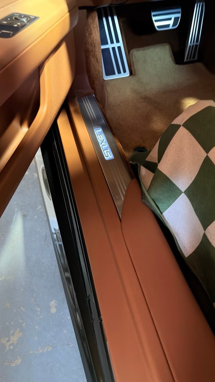 Driver side illuminated door sill working