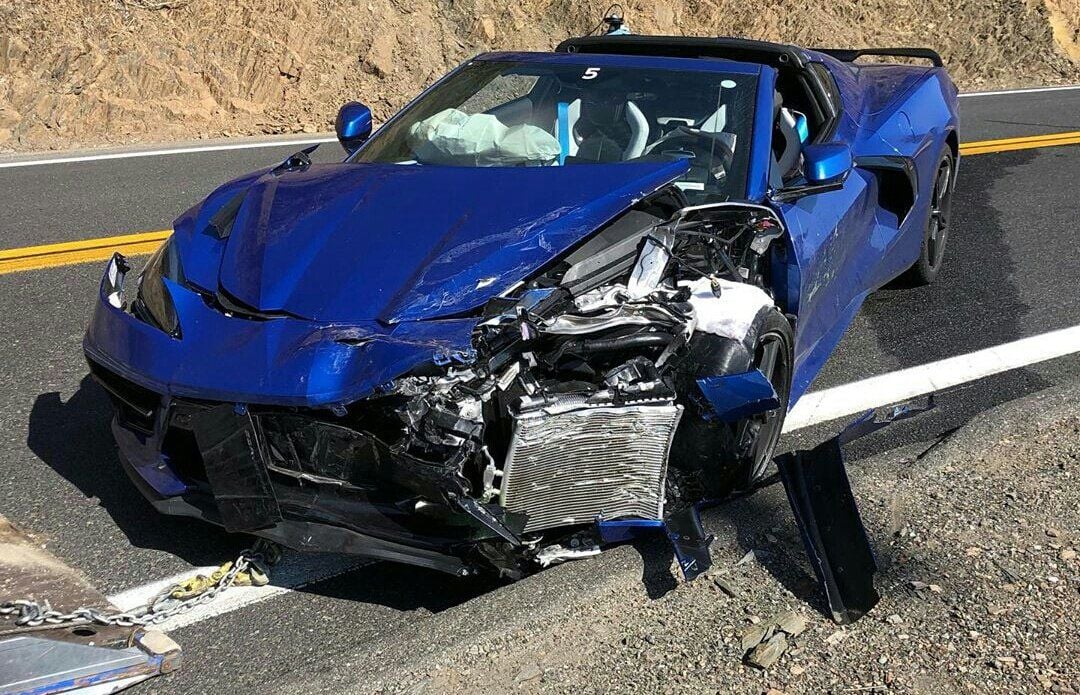 Русский car crash. Chevrolet Corvette c6 авария. Разбитый Chevrolet Corvette c6. Разбитые американские авто.