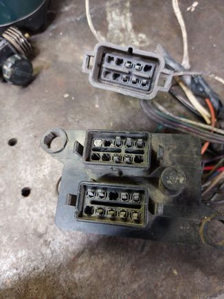 Early 60s style connector housing with male pawl and female loop. 