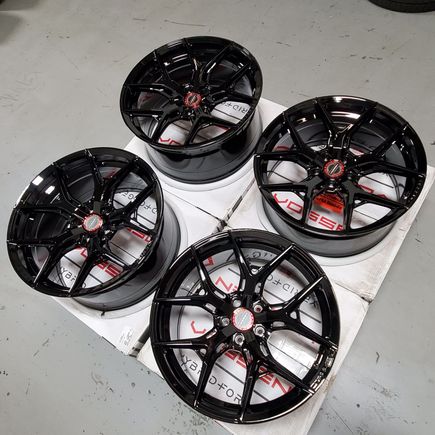 Vossen HF5 Gloss Black with Red Billet Caps