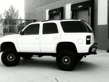 2005 GMC YUKON. 6" FABTECH 3" BODY LIFT 37X12.50 PRO COMP EXTREME AT